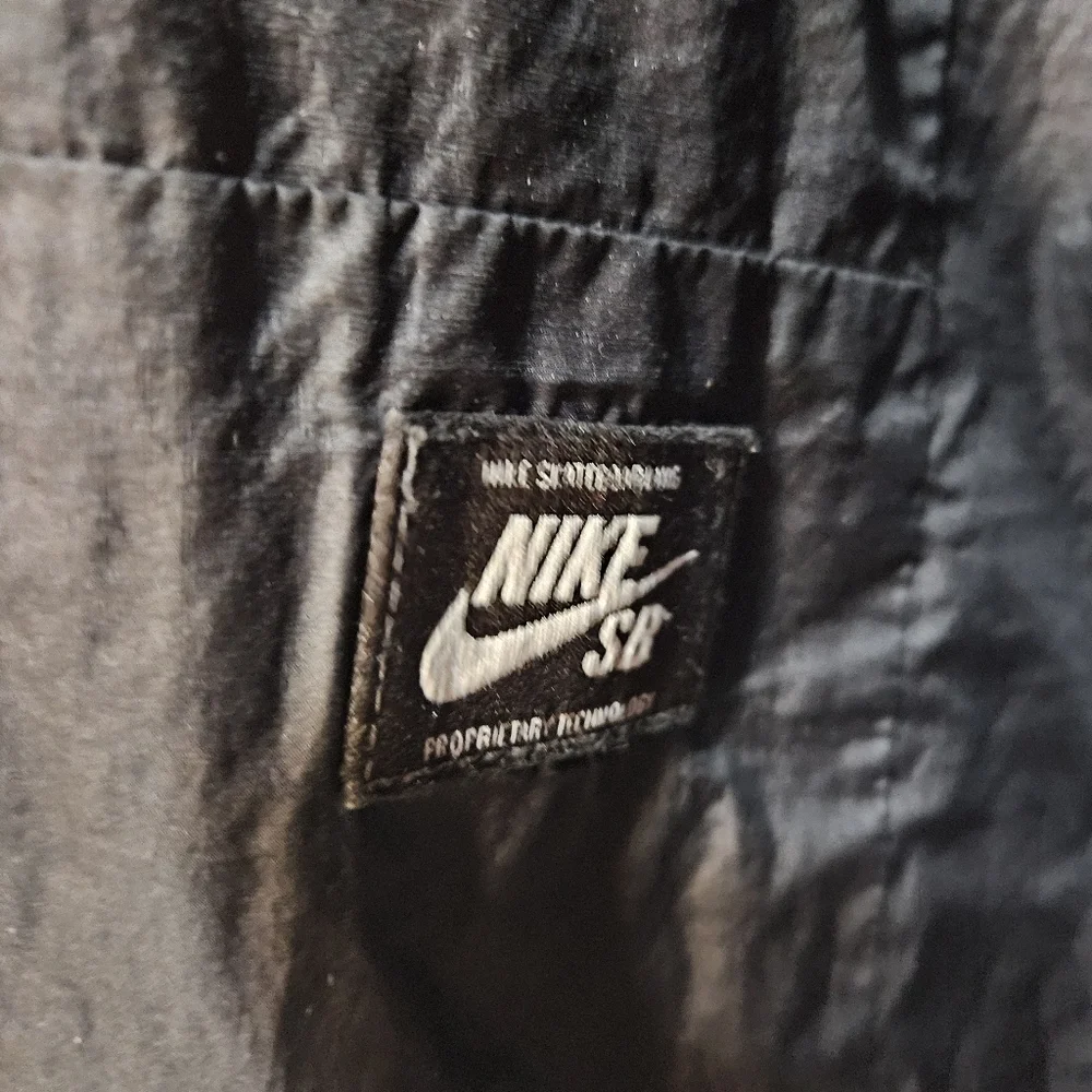 Nike SB Jacket Mens M Black Hooded Lightweight Windbreaker Packable Coat EUC